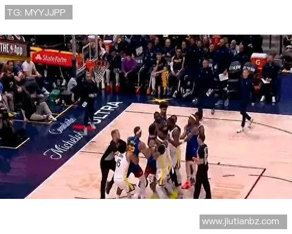 雷霆勇士激烈对抗赛场打斗视频回顾与精彩瞬间分析
